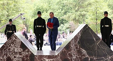 Cumhurbaşkanı Recep Tayyip Erdoğan, 8. Cumhurbaşkanı merhum Turgut Özal'ın kabrini ziyaret etti.