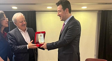 Uluslararası Balkan Üniversitesi Rektörü Prof. Dr. Mehmet Dursun Erdem Şafak Okulları'nda öğrencilerle bir araya geldi.