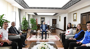 VALİ TUNCAY AKKOYUN GENÇLİK VE SPOR İL MÜDÜRÜ ALİ OSMAN BEBEK VE YANINDAKI SPORCULARI KABUL ETTİ