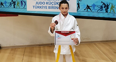 KARAMANLI JUDOCU HANCI, KATILDIĞI İLK TÜRKİYE ŞAMPİYONASI’NDA BRONZ MADALYA KAZANDI