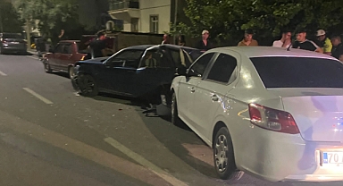 Duran arabalara çarptı feci kaza