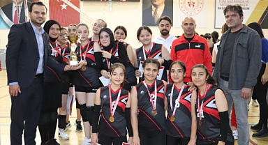 OKUL SPORLARI YILDIZLAR VOLEYBOLDA KUPALAR SAHİPLERİNİ BULDU