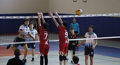 VOLEYBOL GRUP MÜSABAKALARINDA YARI FİNALİSTLER BELLİ OLDU